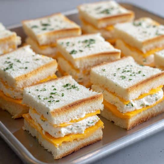 Bread with Cheesy Garlic Dip Recipe