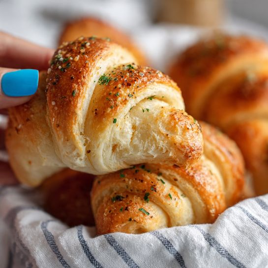 Garlic Crescent Rolls with Mozzarella Cheese Recipe